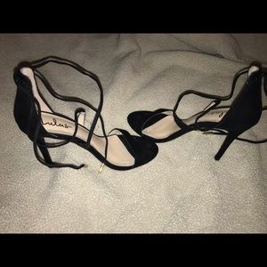 Lulu’s black heels